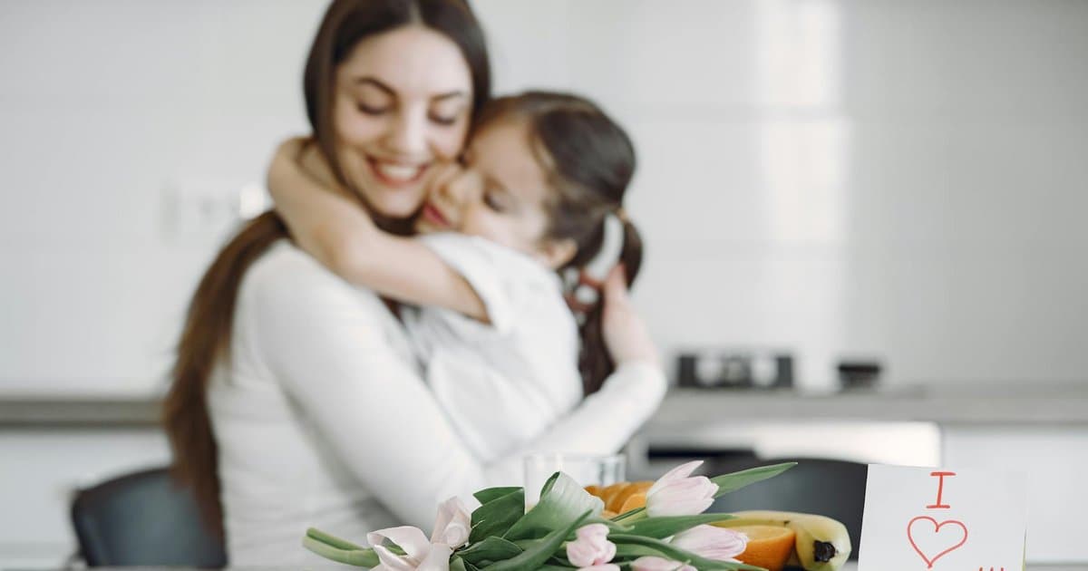 Mother and child holding tulips with a handwritten note, showing thoughtful gift-giving for parents.